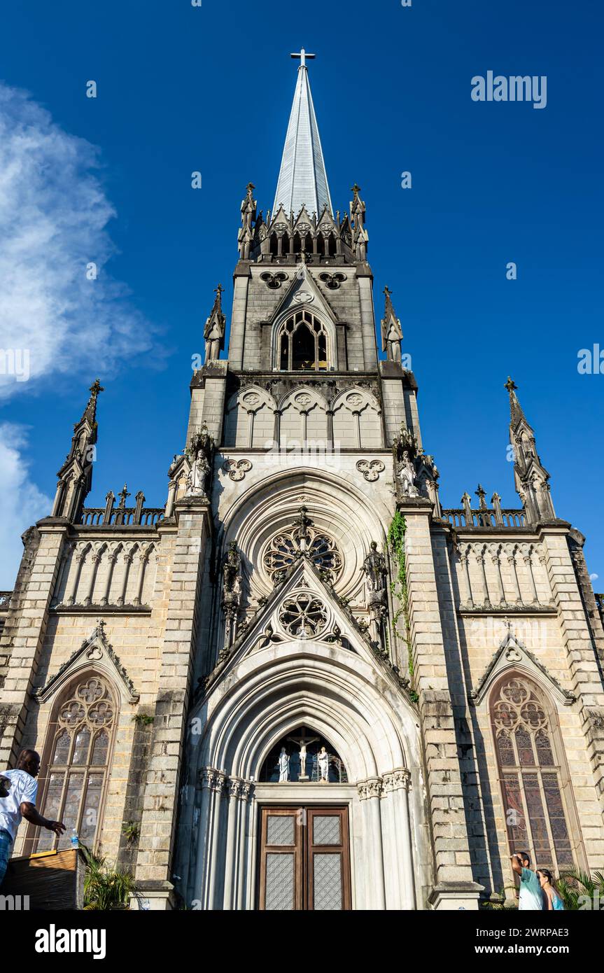 Guardando in alto l'ingresso principale e la facciata della Cattedrale di Petropolis nel quartiere Centro sotto il cielo azzurro nuvoloso del pomeriggio estivo. Foto Stock