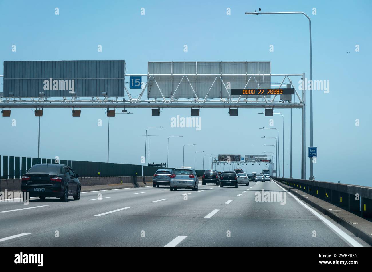 Traffico intenso sul ponte Rio Niteroi (autostrada Mario Covas) al KM 328, in direzione della città di Niteroi sotto il cielo azzurro del pomeriggio estivo. Foto Stock