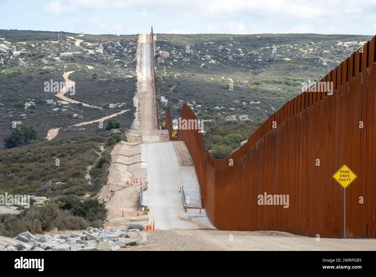 Campo, Stati Uniti. 13 marzo 2024. Il muro di confine che separa gli Stati Uniti e il Messico (L) è visto vicino a campo, California, a circa 50 miglia da San Diego, mercoledì 13 marzo 2024. Un disegno di legge sull'immigrazione bipartisan del Senato per affrontare la questione dell'immigrazione migrante è bloccato nella camera a causa della politica dell'anno elettorale. Foto di Pat Benic/UPI credito: UPI/Alamy Live News Foto Stock