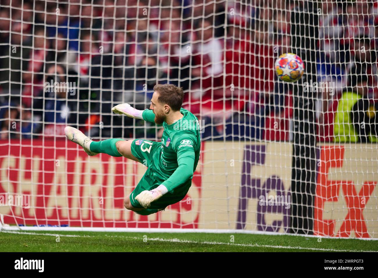 MADRID, SPAGNA - 13 MARZO: Jan Oblak portiere dell'Atletico de Madrid manca il quinto e decisivo rigore della squadra ai calci di rigore durante il turno di UEFA Champions League 2023/24 del 16° turno di andata e ritorno tra l'Atletico de Madrid e l'FC Internazionale Milan allo stadio Civitas Metropolitano il 13 marzo 2024 a Madrid, Spagna. (Foto di Francisco Macia/Photo Players Images) Foto Stock