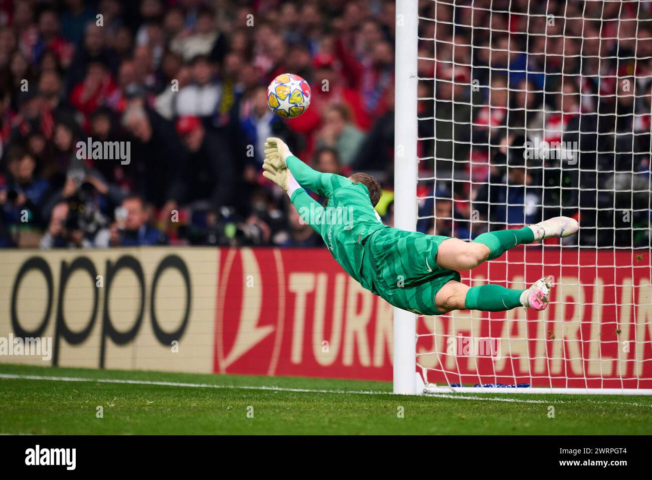 MADRID, SPAGNA - 13 MARZO: Jan Oblak portiere dell'Atletico de Madrid manca il quinto e decisivo rigore della squadra ai calci di rigore durante il turno di UEFA Champions League 2023/24 del 16° turno di andata e ritorno tra l'Atletico de Madrid e l'FC Internazionale Milan allo stadio Civitas Metropolitano il 13 marzo 2024 a Madrid, Spagna. (Foto di Francisco Macia/Photo Players Images) Foto Stock