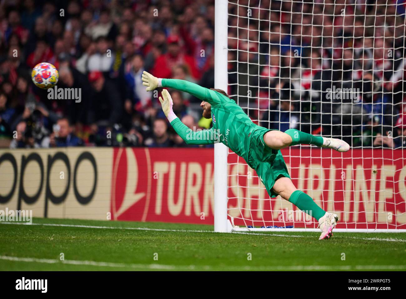 MADRID, SPAGNA - 13 MARZO: Jan Oblak portiere dell'Atletico de Madrid manca il quinto e decisivo rigore della squadra ai calci di rigore durante il turno di UEFA Champions League 2023/24 del 16° turno di andata e ritorno tra l'Atletico de Madrid e l'FC Internazionale Milan allo stadio Civitas Metropolitano il 13 marzo 2024 a Madrid, Spagna. (Foto di Francisco Macia/Photo Players Images) Foto Stock