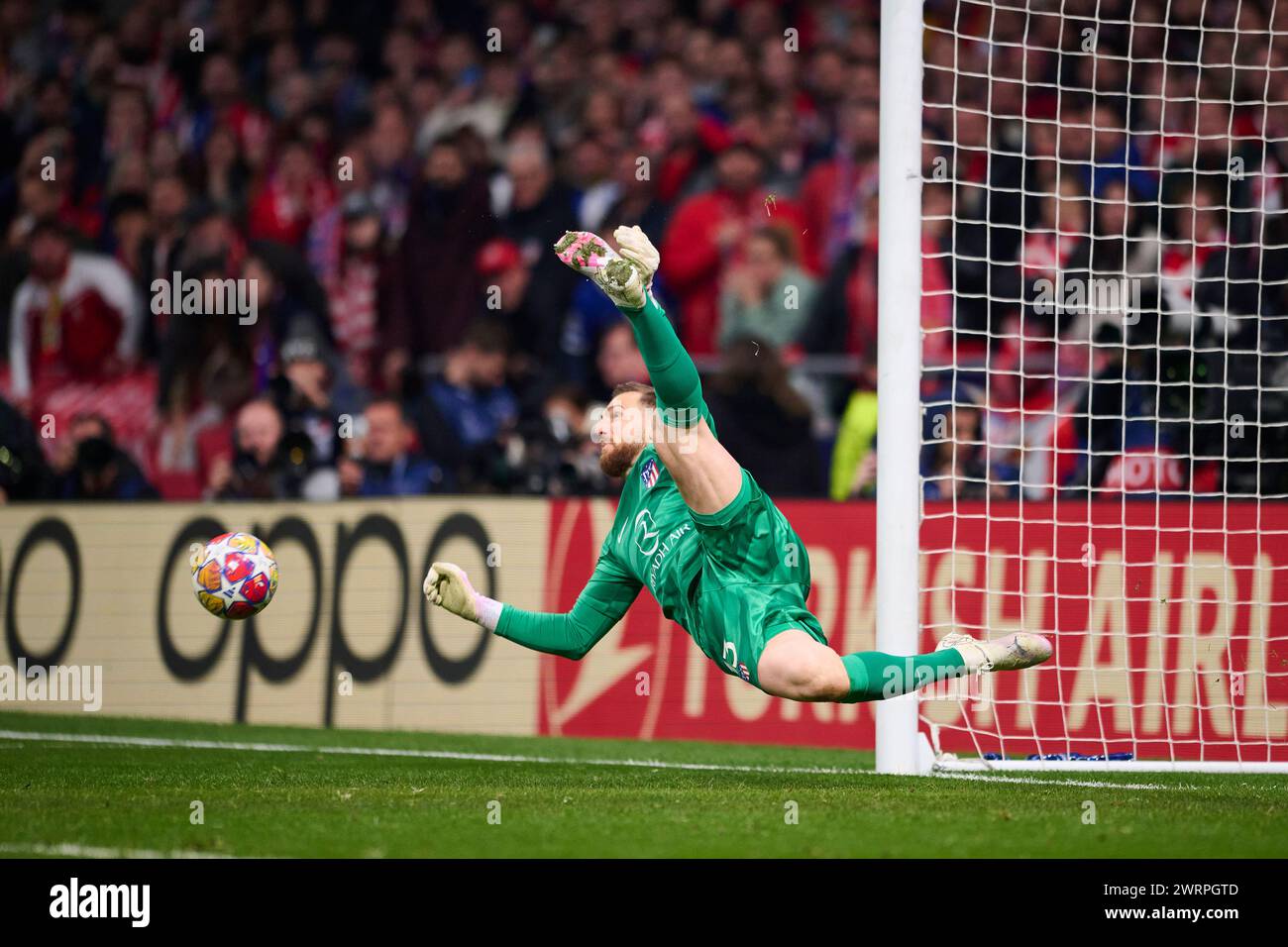 MADRID, SPAGNA - 13 MARZO: Jan Oblak portiere dell'Atletico de Madrid ferma la palla durante il turno di UEFA Champions League 2023/24 del 16° turno di andata e ritorno tra l'Atletico de Madrid e l'FC Internazionale Milan allo stadio Civitas Metropolitano il 13 marzo 2024 a Madrid, Spagna. (Foto di Francisco Macia/Photo Players Images) Foto Stock