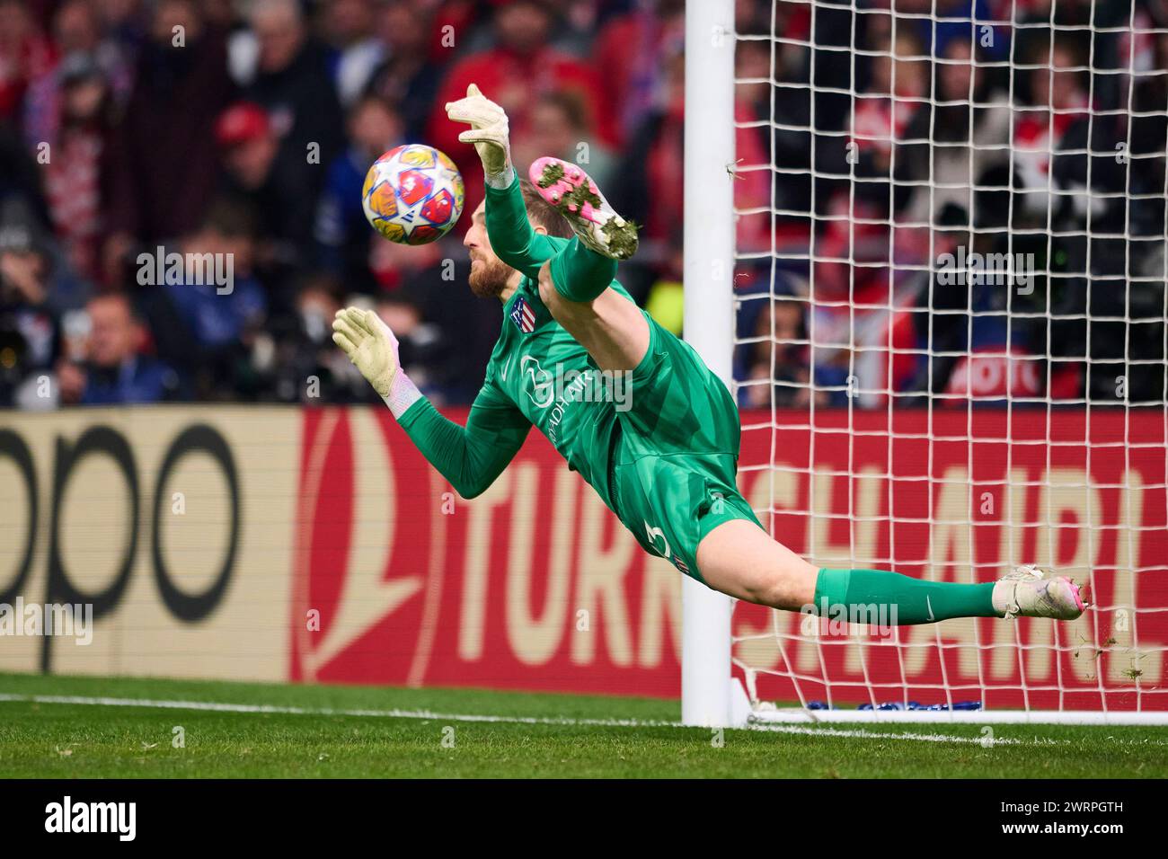 MADRID, SPAGNA - 13 MARZO: Jan Oblak portiere dell'Atletico de Madrid ferma la palla durante il turno di UEFA Champions League 2023/24 del 16° turno di andata e ritorno tra l'Atletico de Madrid e l'FC Internazionale Milan allo stadio Civitas Metropolitano il 13 marzo 2024 a Madrid, Spagna. (Foto di Francisco Macia/Photo Players Images) Foto Stock
