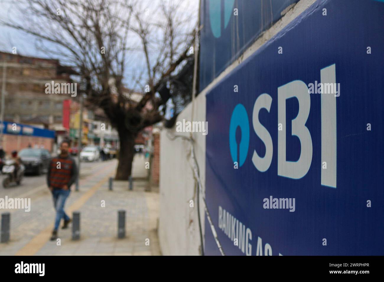 Srinagar, India. 13 marzo 2024. Pubblicità della State Bank of India (SBI) . La Corte Suprema dell'India ha ordinato alla State Bank of India di proprietà del governo di divulgare i dettagli dei titoli elettorali acquistati in forma anonima con la Commissione elettorale dell'India (ECI). Il 13 marzo 2024, Srinagar, India. (Immagine di credito: © Firdous Nazir/eyepix via ZUMA Press Wire) SOLO PER USO EDITORIALE! Non per USO commerciale! Foto Stock