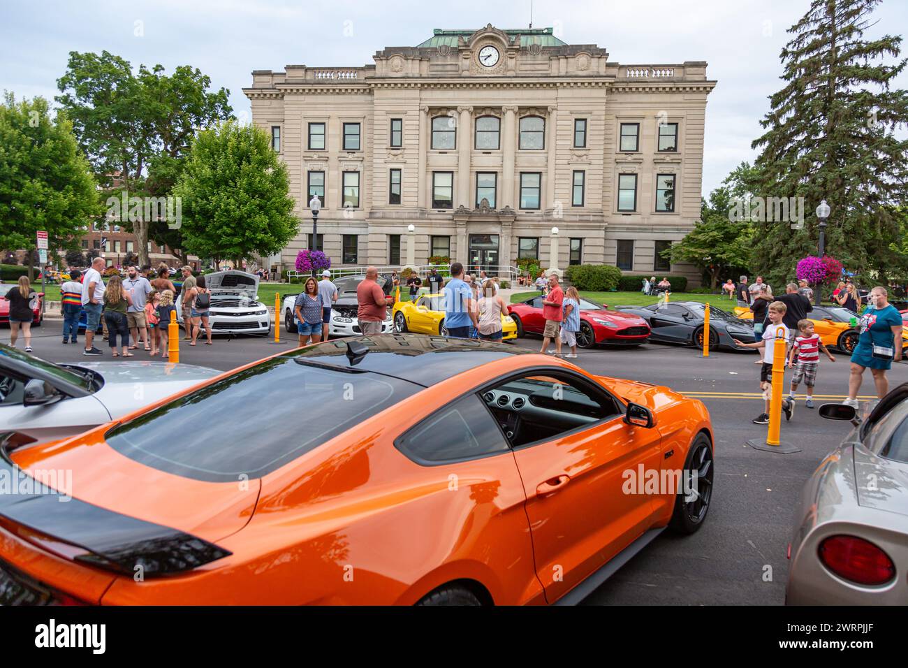 Una Ford Mustang coupé arancione in mostra come parte del Fast and Fabulous Car Show di fronte al tribunale della contea di Dekalb ad Auburn, Indiana, USA. Foto Stock