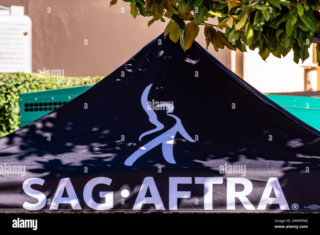 Il centro di comando SAG-AFTRA sul marciapiede il 14 luglio 2023, attori e scrittori di Hollywood scioperano, di fronte ai Walt Disney Studios a Burbank, Califo Foto Stock