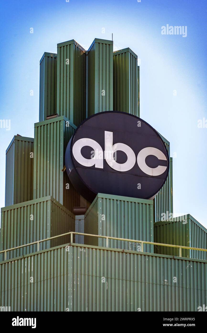 Una ripresa dell'edificio ABC a Burbank, in California, durante lo sciopero WGA Writers e SAG-AFTRA su July14, 2023. Foto Stock