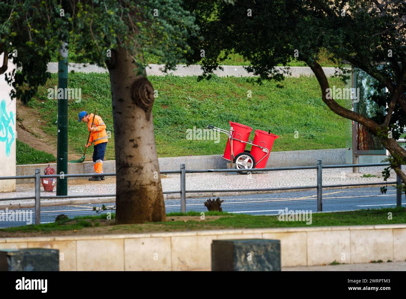 Street Cleaner al lavoro durante la mattina presto a Lisbona, Portogallo. 1° febbraio 2024. Foto Stock