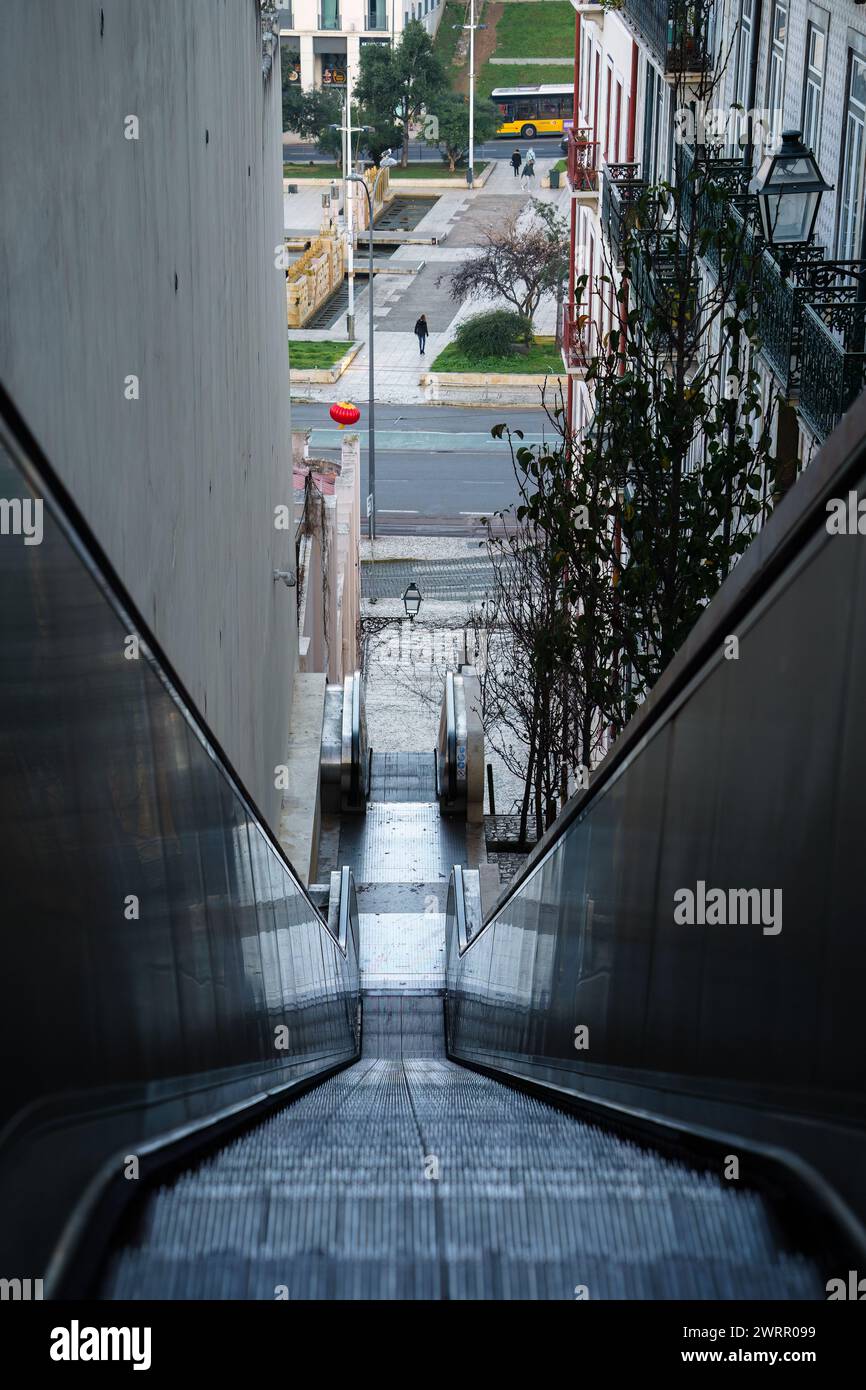 Escadinhas da Saude, l'Outdoor Escalator di Lisbona, Portogallo. 1° febbraio 2024. Foto Stock