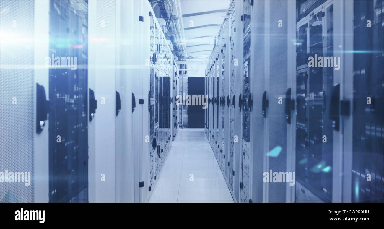 Immagine di cloud digitali con frecce ed elaborazione dei dati su server informatici Foto Stock