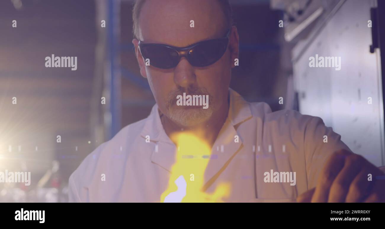 Immagine di una luce incandescente sull'uomo caucasico che lavora in officina Foto Stock
