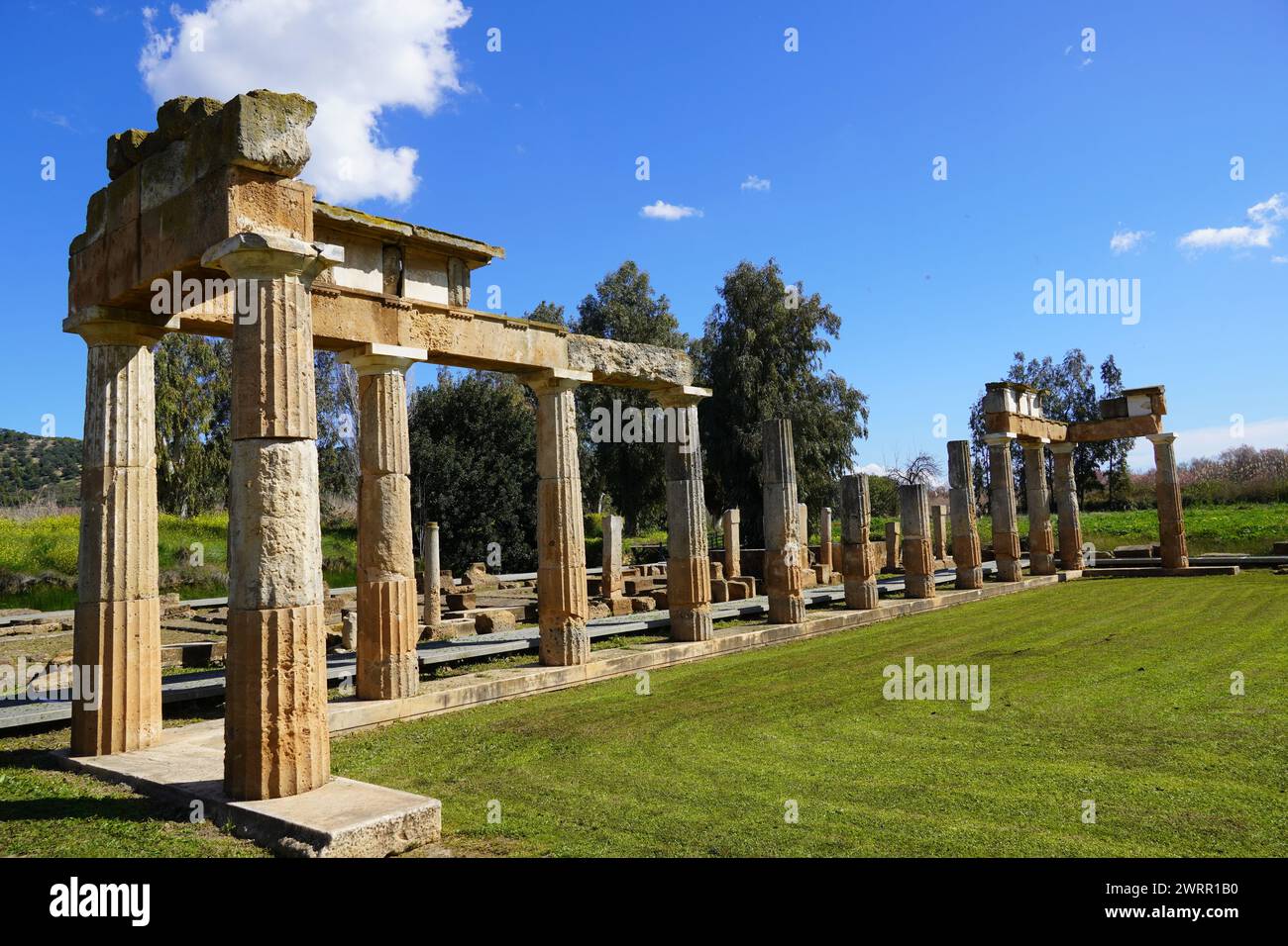 L'antico santuario di Artemide. Colonne della galleria o stoa prima del tempio, a Brauron o Vravrona, Attica, Grecia Foto Stock