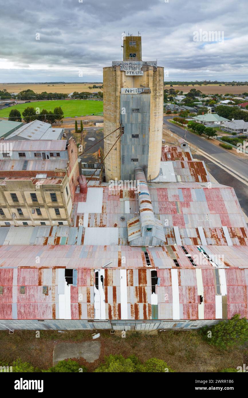 Vista aerea dei silos di grano e dei capannoni di stoccaggio in una città rurale a Nhill, nel Victoria occidentale, Australia. Foto Stock