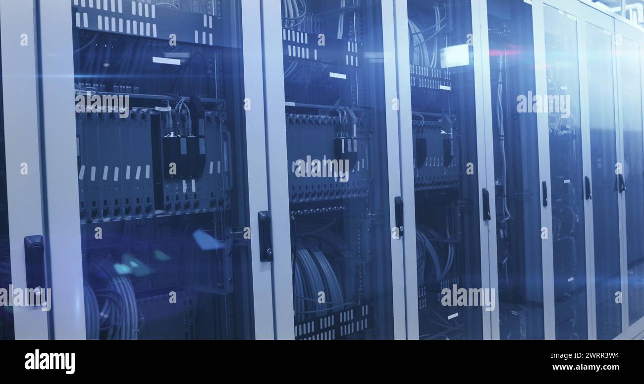 L'immagine digitale delle equazioni matematiche e della rete tecnologica illustra il concetto di rete digitale globale. Foto Stock