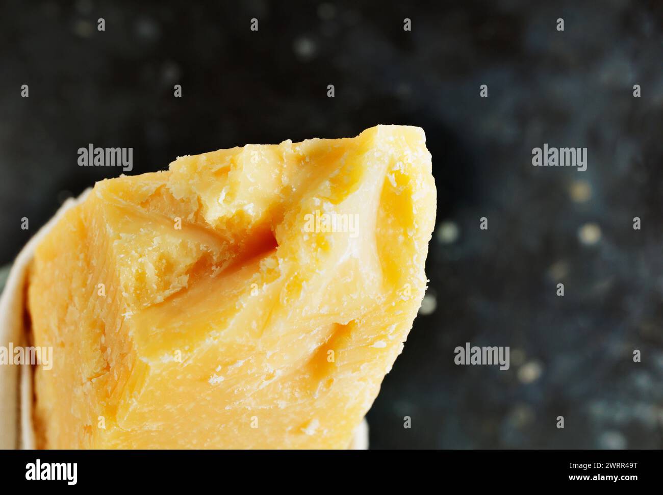 Parmigiano italiano a pasta dura - Parmigiano Reggiano prodotto con latte vaccino su tavola scura Foto Stock