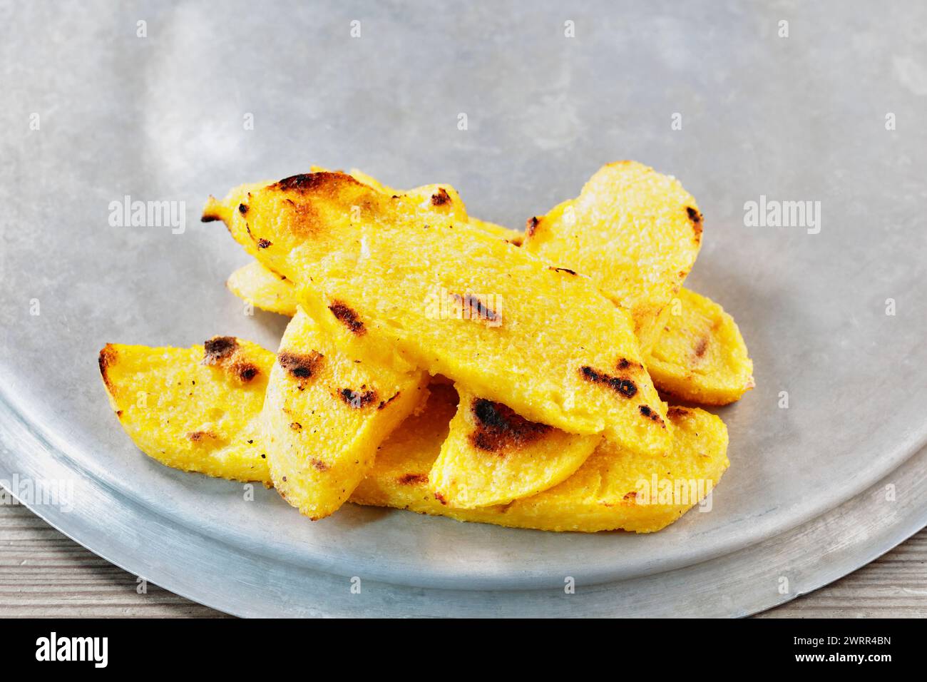 Farina di mais cotta in giallo - polenta pronta da mangiare, cibo tradizionale italiano Foto Stock