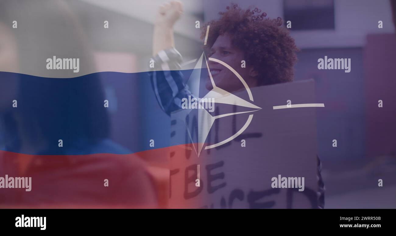 Immagine della bandiera della russia e della nato sul manifestante maschile birazziale Foto Stock