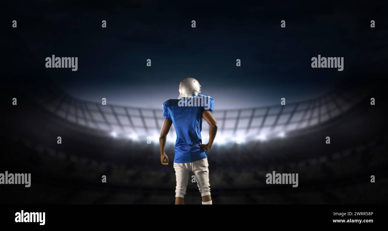 Vista posteriore di un atleta di football americano che si sta preparando a entrare in uno stadio digitale 4K Foto Stock