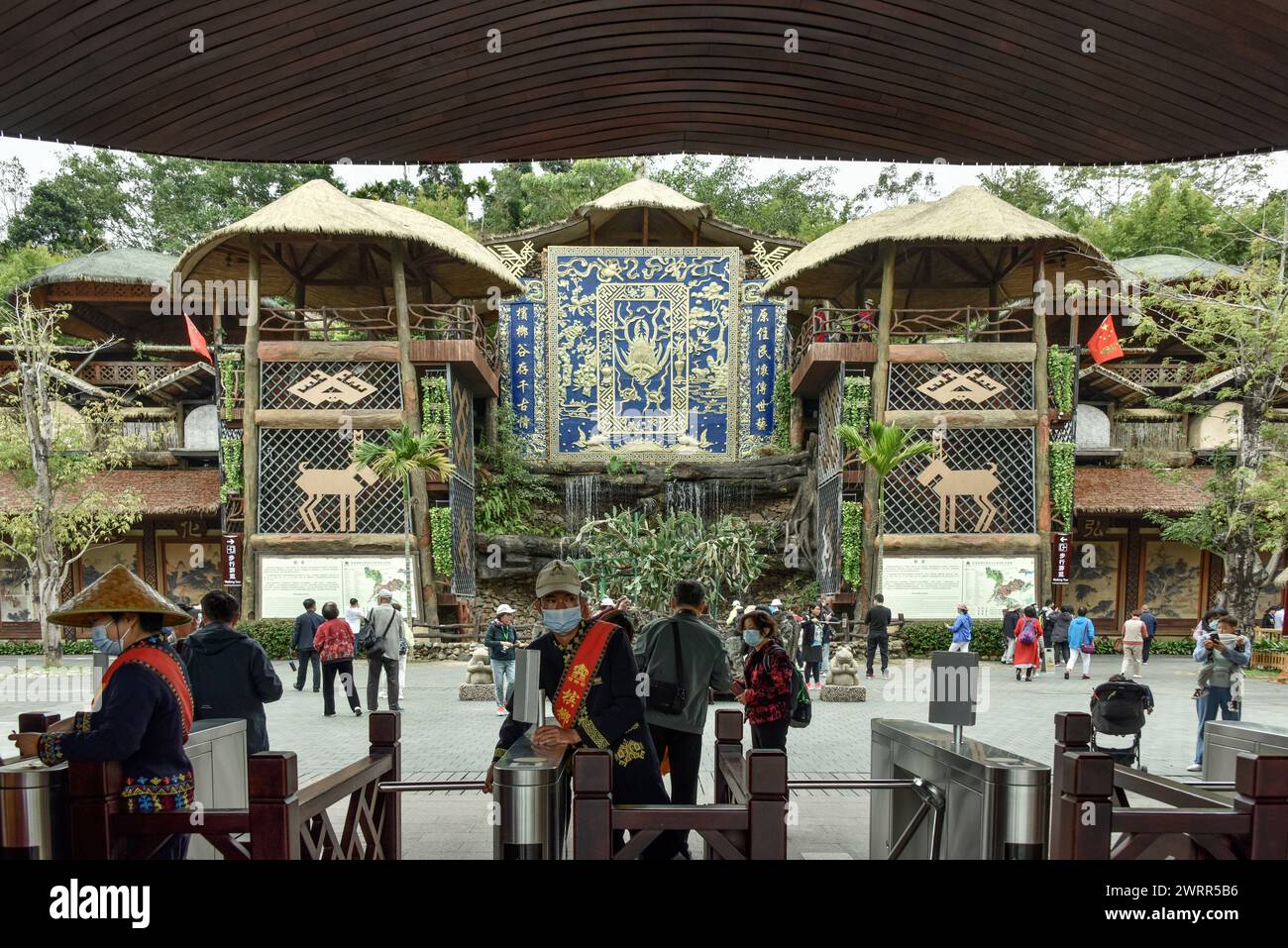 SANYA, CINA - 3 GENNAIO 2021 - i turisti visitano l'area turistica culturale li e Miao nella valle di Binglang a Sanya, provincia di Hainan, Cina, 3 gennaio, Foto Stock