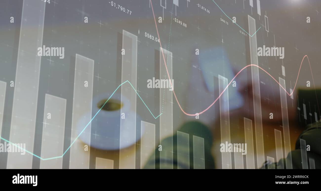 Elaborazione dei dati statistici rispetto alla parte centrale dell'uomo che utilizza lo smartphone Foto Stock