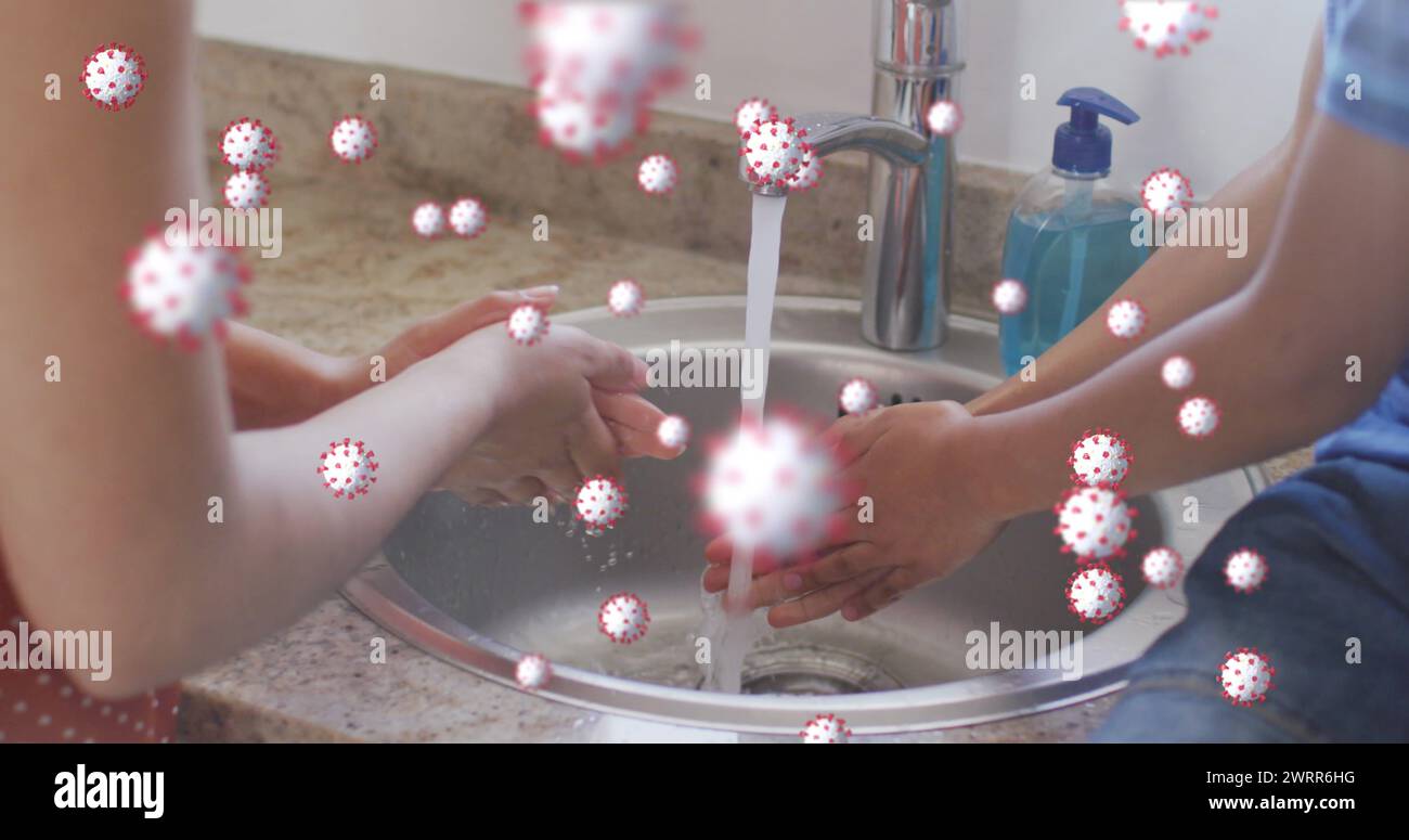 Immagine di cellule del coronavirus su madre caucasica con figlio che lava le mani a casa Foto Stock
