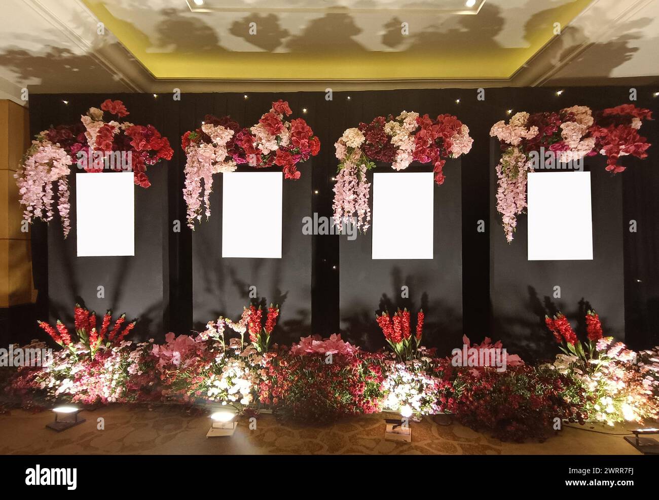 cornice fotografica vuota con ornamento floreale Foto Stock
