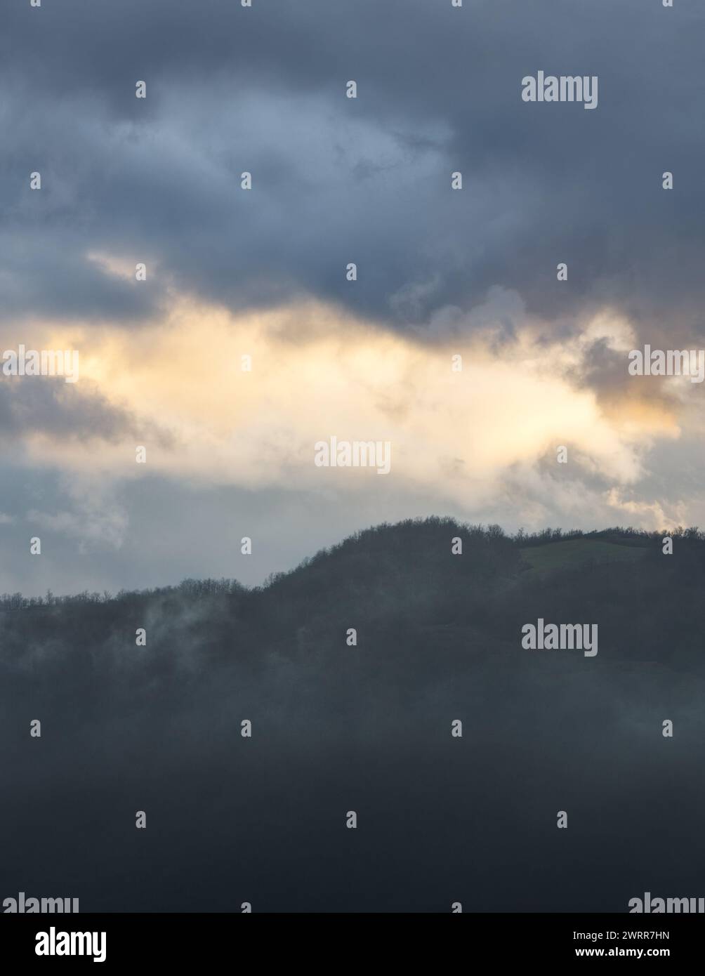 Harmony of Colors: Il dramma del crepuscolo nelle valli nebbiose Foto Stock