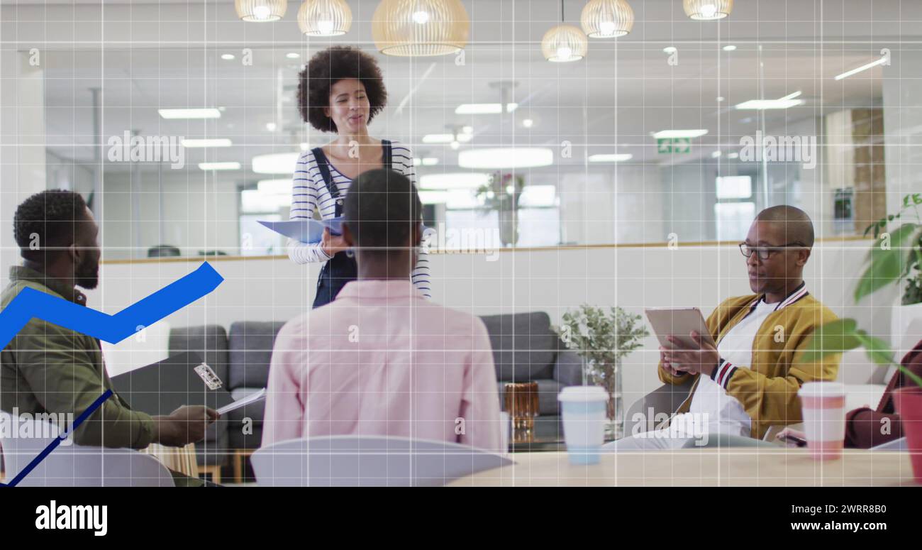 Immagine dell'elaborazione dei dati su diversi dipendenti aziendali in ufficio Foto Stock