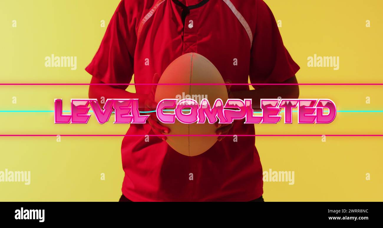 Immagine del testo completato a livello su una giocatrice di rugby femminile su sfondo al neon Foto Stock