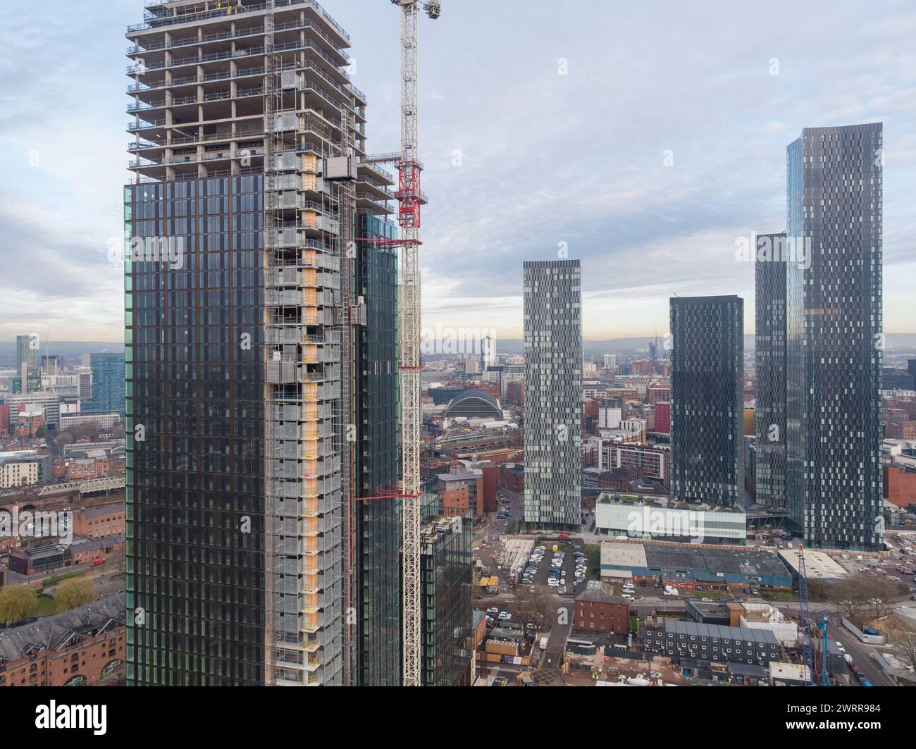 Foto aerea degli appartamenti residenziali della Elizabeth Tower di Crown Street in costruzione nel centro di Manchester, Regno Unito e Deansgate Square Foto Stock