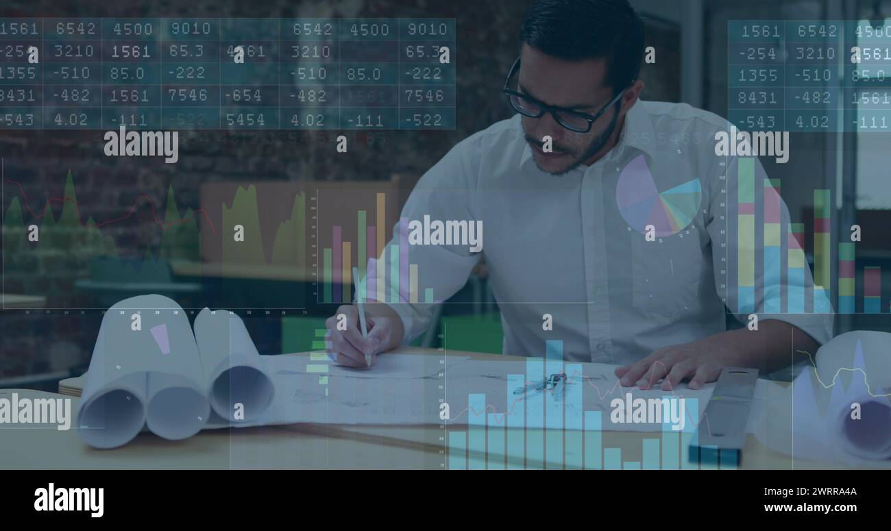 Immagine dell'elaborazione di dati finanziari su un uomo d'affari birazziale Foto Stock