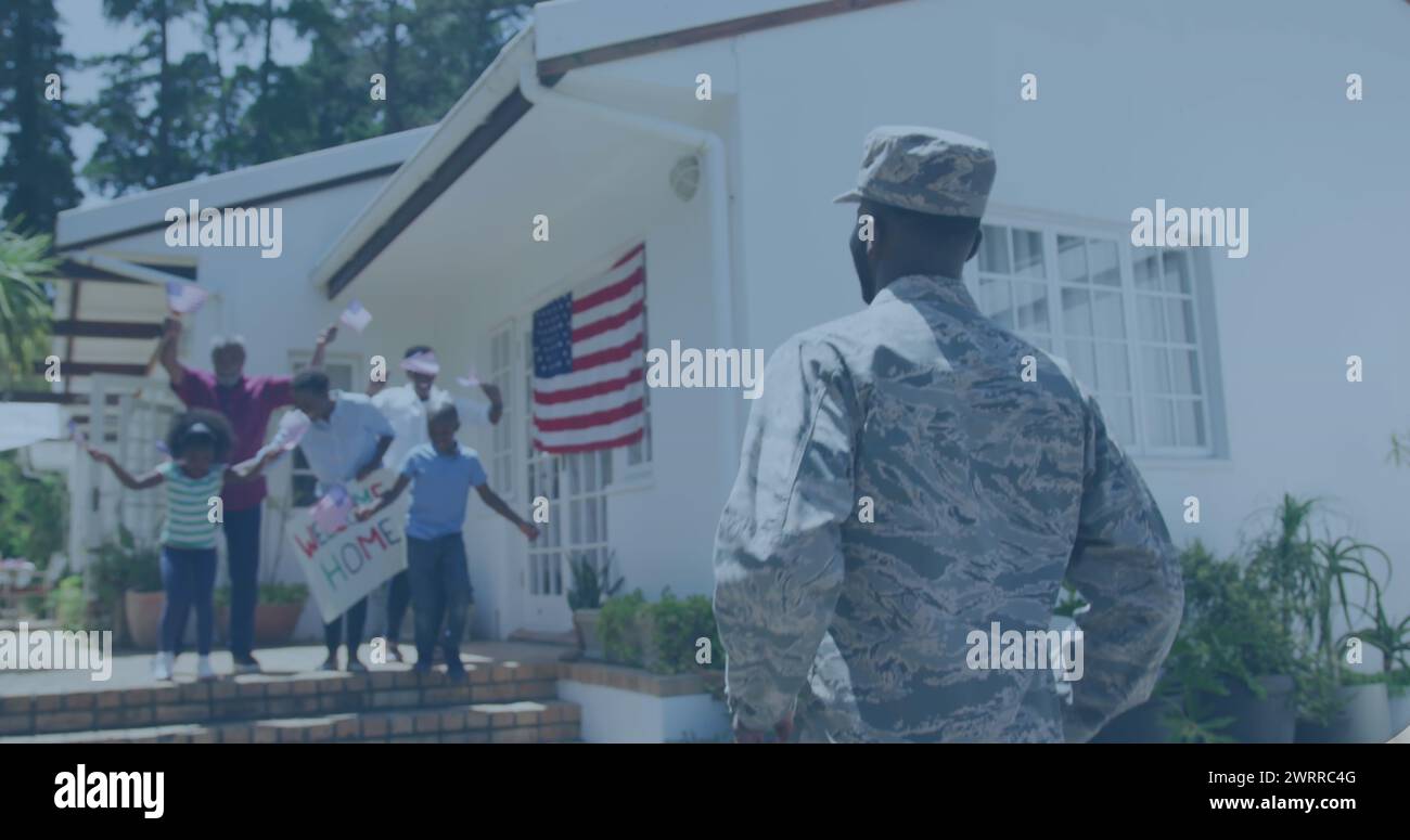 Immagine della bandiera degli stati uniti d'america che sventolava sulla famiglia afroamericana che accoglie il soldato Foto Stock