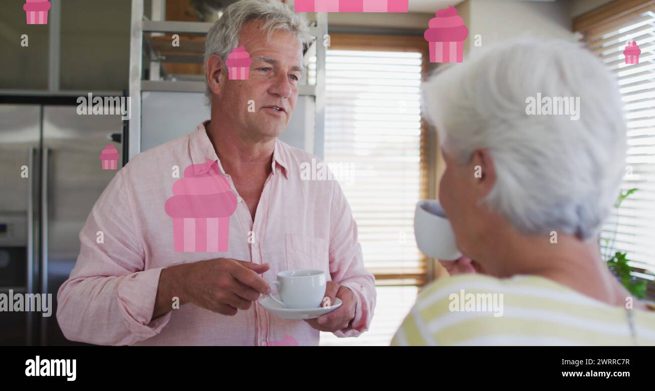 Immagine di torte di fata rosa sopra una coppia caucasica che parla e beve tè Foto Stock