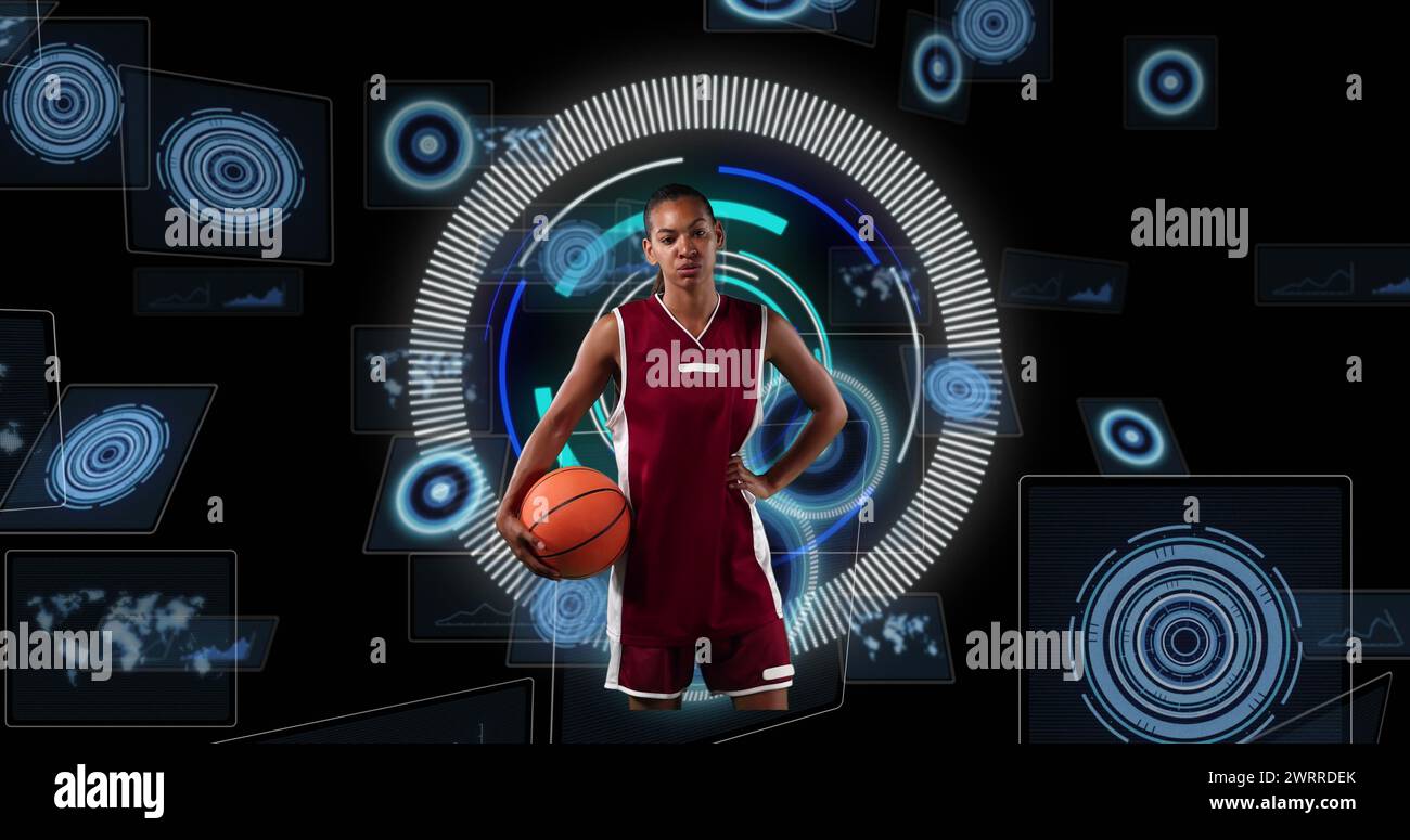 Immagine di una giocatrice di basket afro-americana che esegue la scansione su sfondo nero Foto Stock