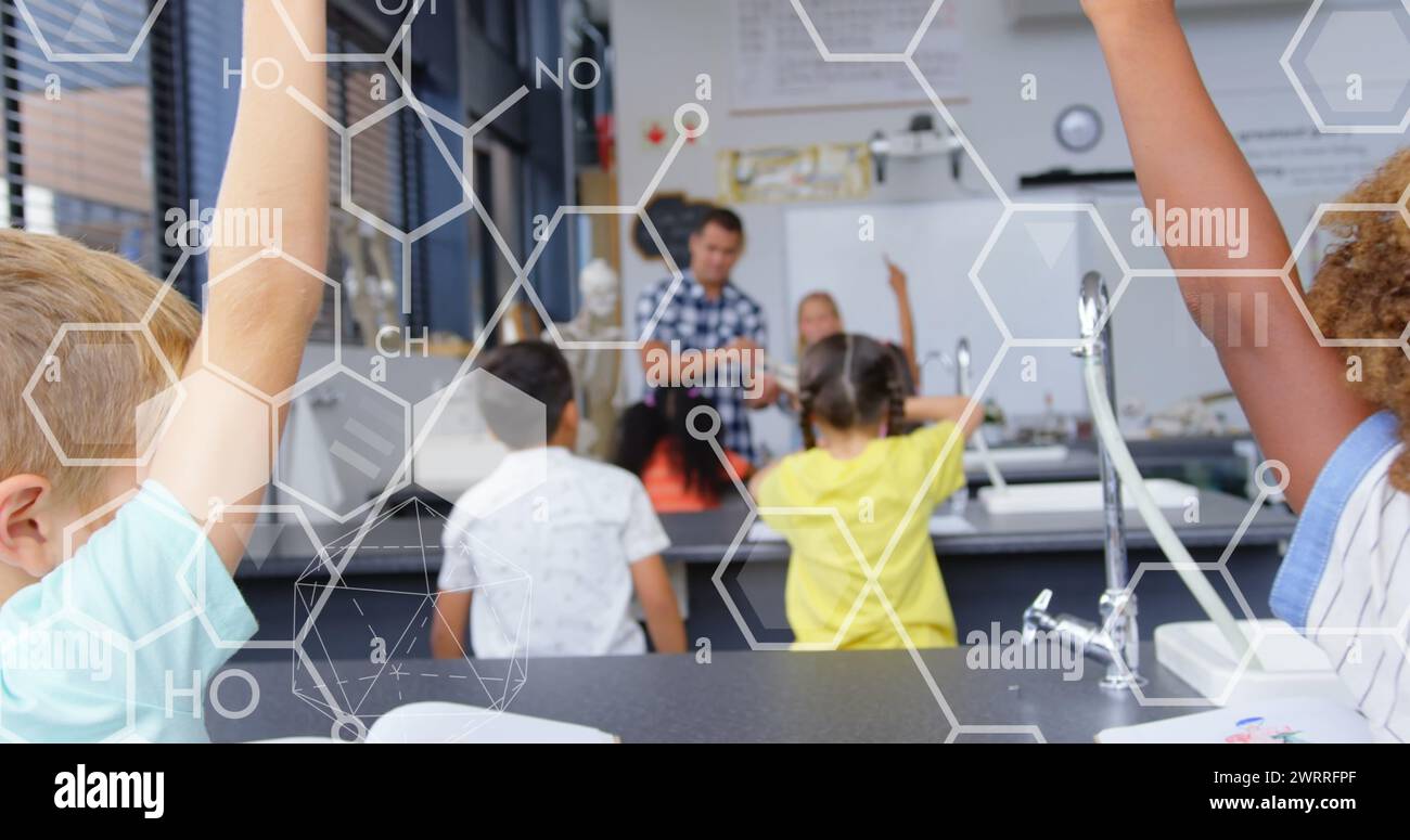 Immagine di icone chimiche su scolari diversi che alzano le mani in classe Foto Stock
