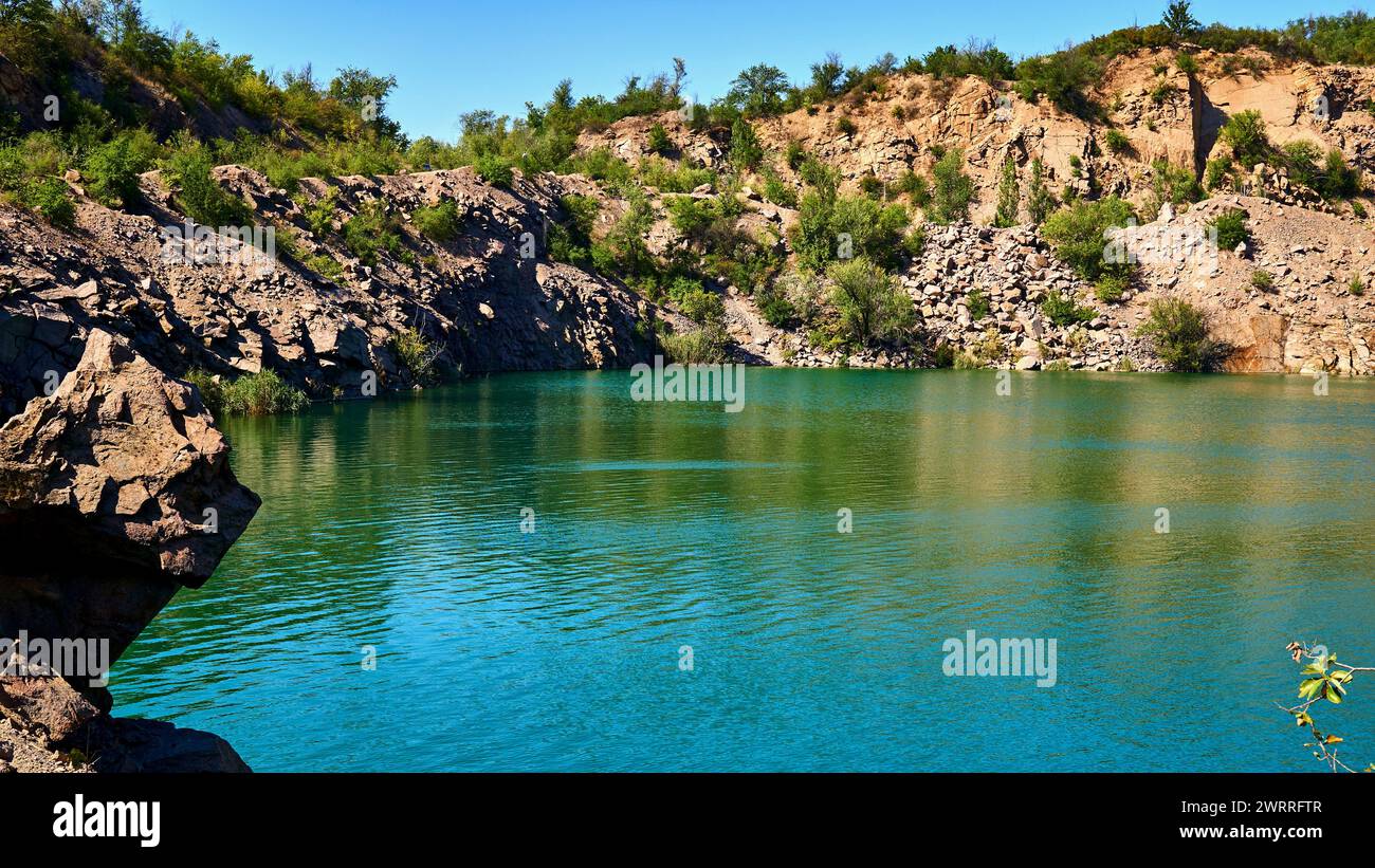 Vecchio lago di cava abbandonato riempito di acqua smeraldo con radon Foto Stock