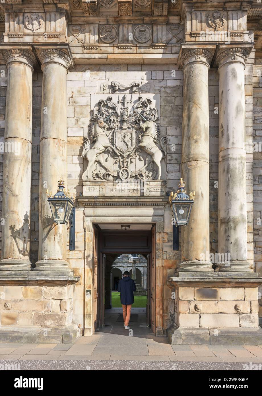 Visitatore all'ingresso del cortile di Holyrood Palace (holyroodhouse), Edimburgo, casa del monarca britannico in Scozia. Foto Stock