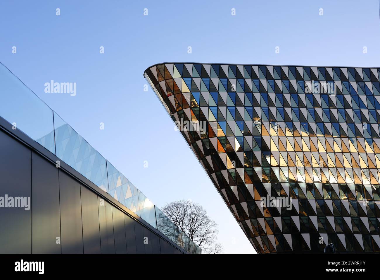 Lo spettacolare edificio Aula medica dell'Istituto Karolinska. Un istituto di ricerca di medicina di fama mondiale. Progettato da Wingardh Architect. Foto Stock