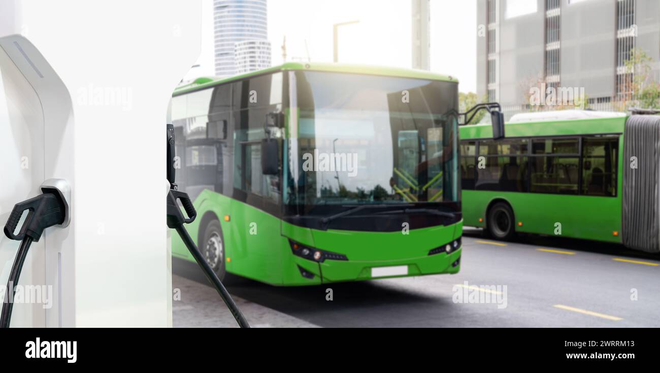 Autobus elettrici con stazione di ricarica. Foto Stock