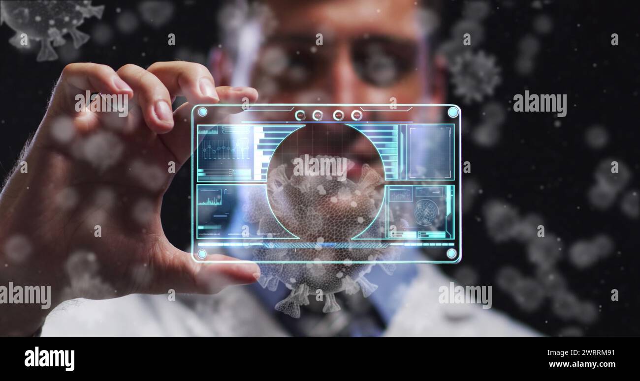 Immagine della cellula virale arancione sopra il lavoratore di laboratorio maschio caucasico con la carta digitale con i dati del virus Foto Stock