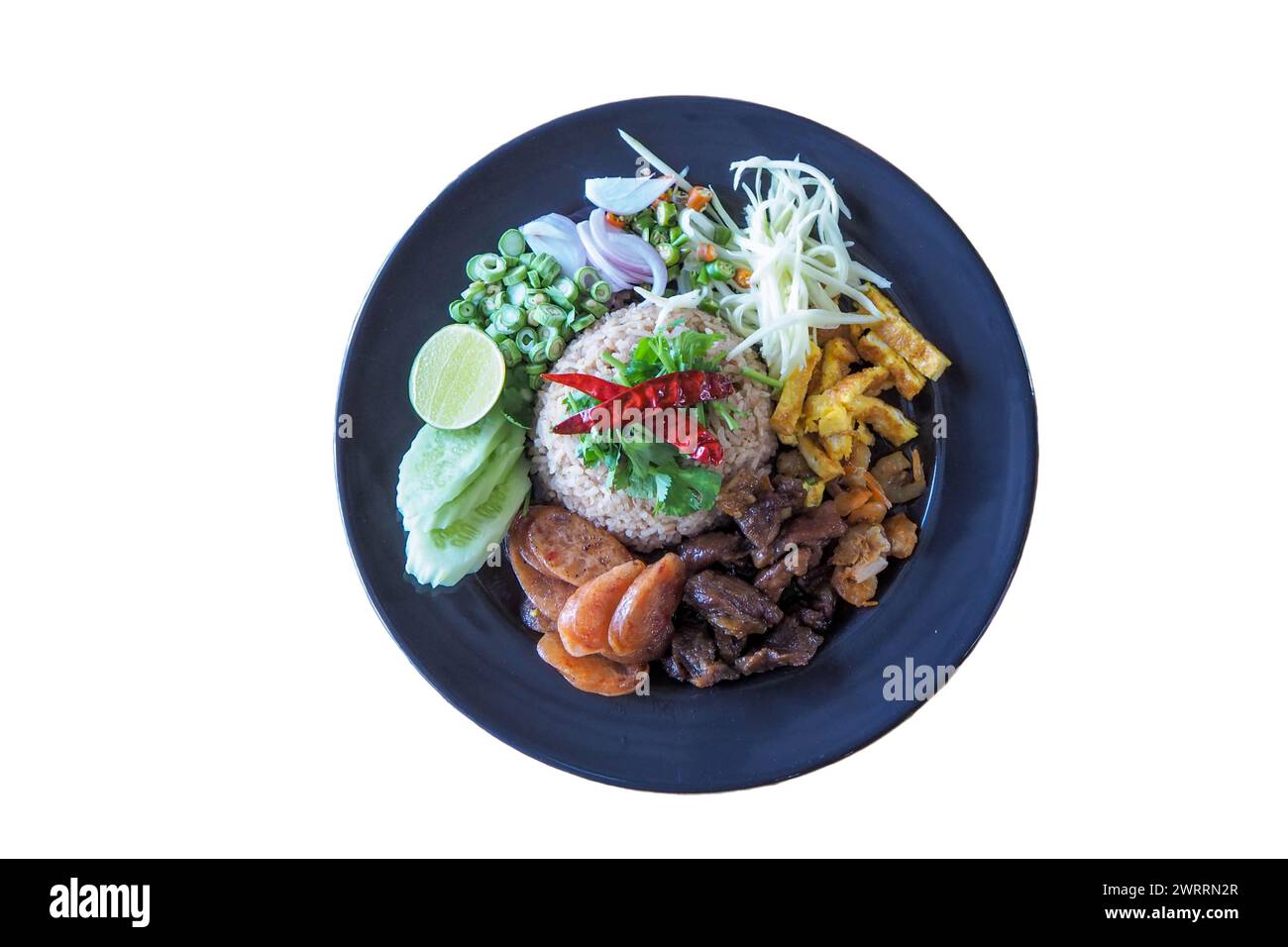 Il cibo tailandese include riso mescolato con pasta di gamberetti, uova fritte e uova. Foto Stock