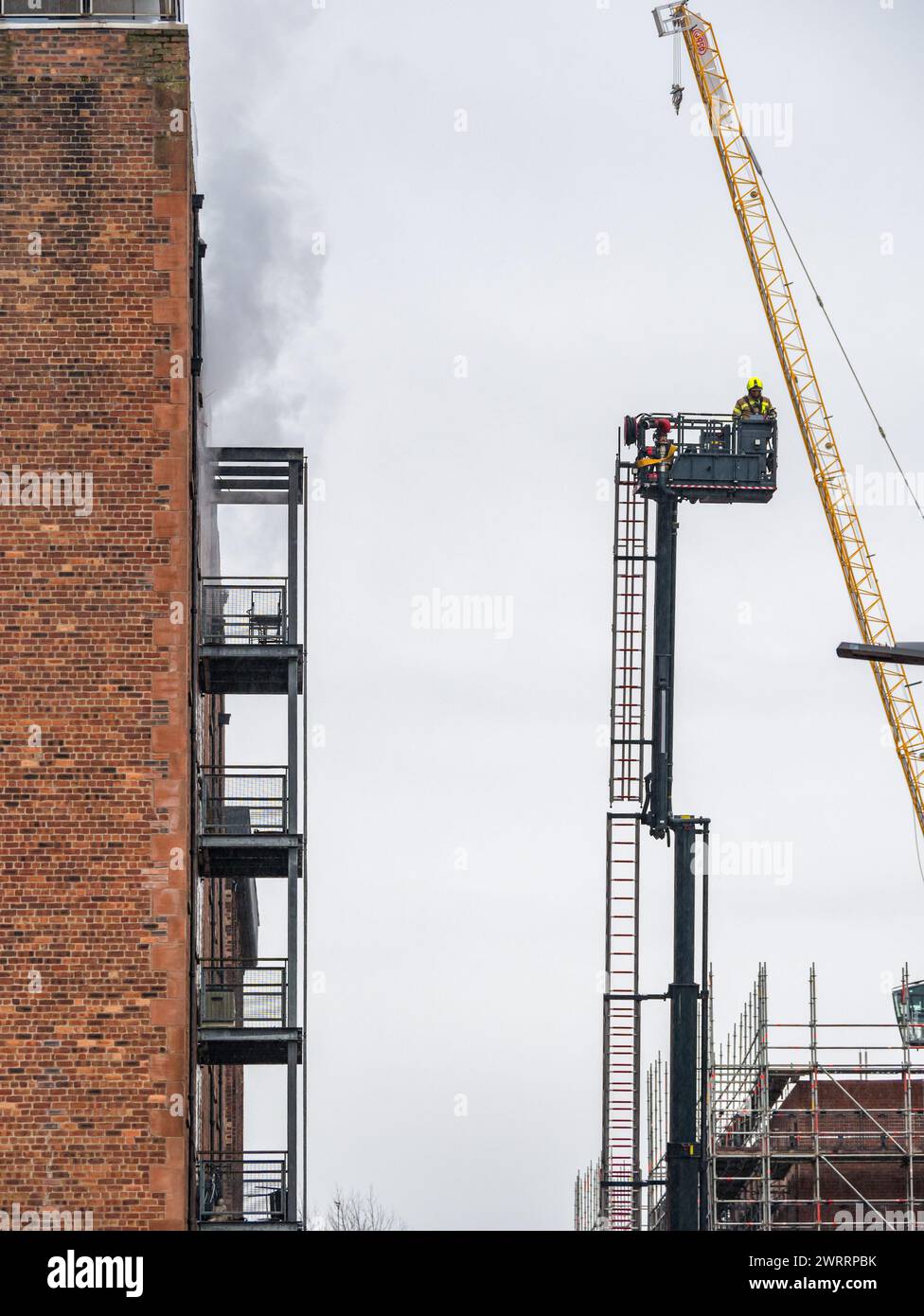 Edimburgo, Scozia, Regno Unito, 14 marzo 2024. Incendio al blocco di appartamenti a Bonnington: Un grande incendio è scoppiato alle 4 di stamattina. I servizi di emergenza sono presenti e il fumo è visto spargere fuori da un balcone piatto nel magazzino obbligazioni convertito. Crediti: Sally Anderson/Alamy Live News Foto Stock