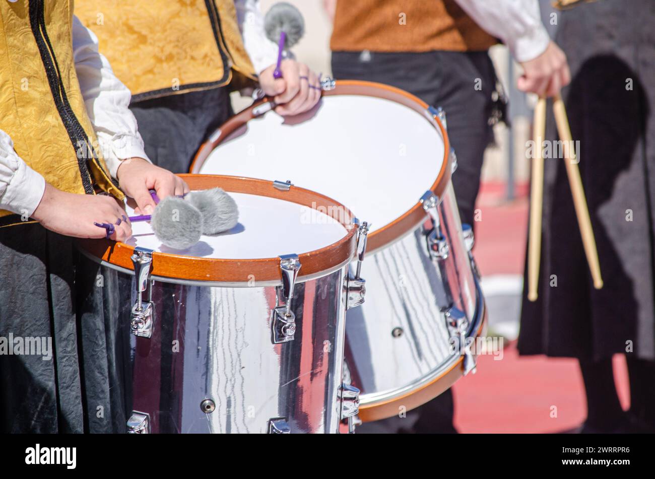 Attenzione selettiva, visione parziale dei percussionisti in un evento di musica tradizionale in Galizia Foto Stock