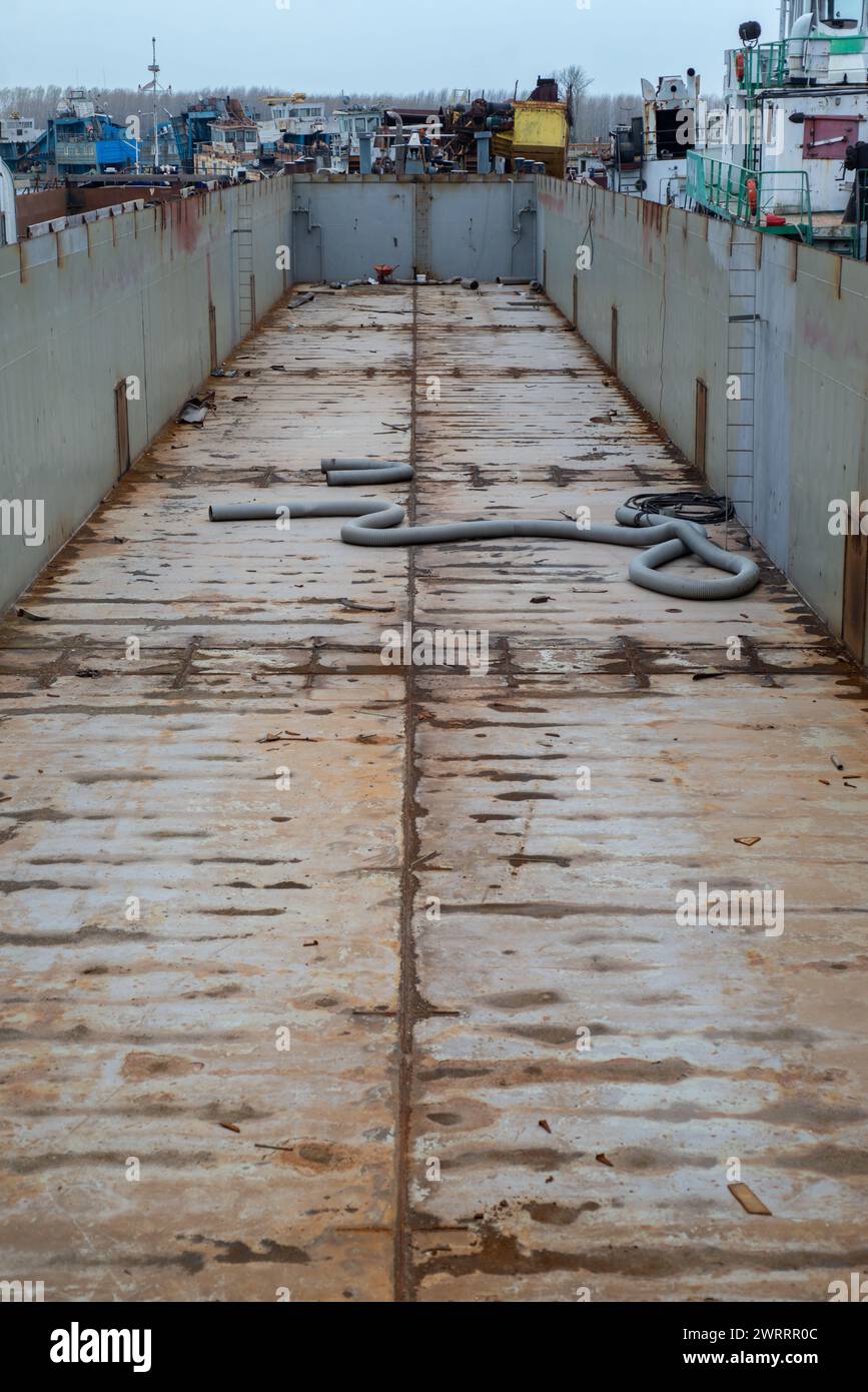 Le vecchie navi fluviali si arrugginiscono nel negozio di riparazione del molo Foto Stock