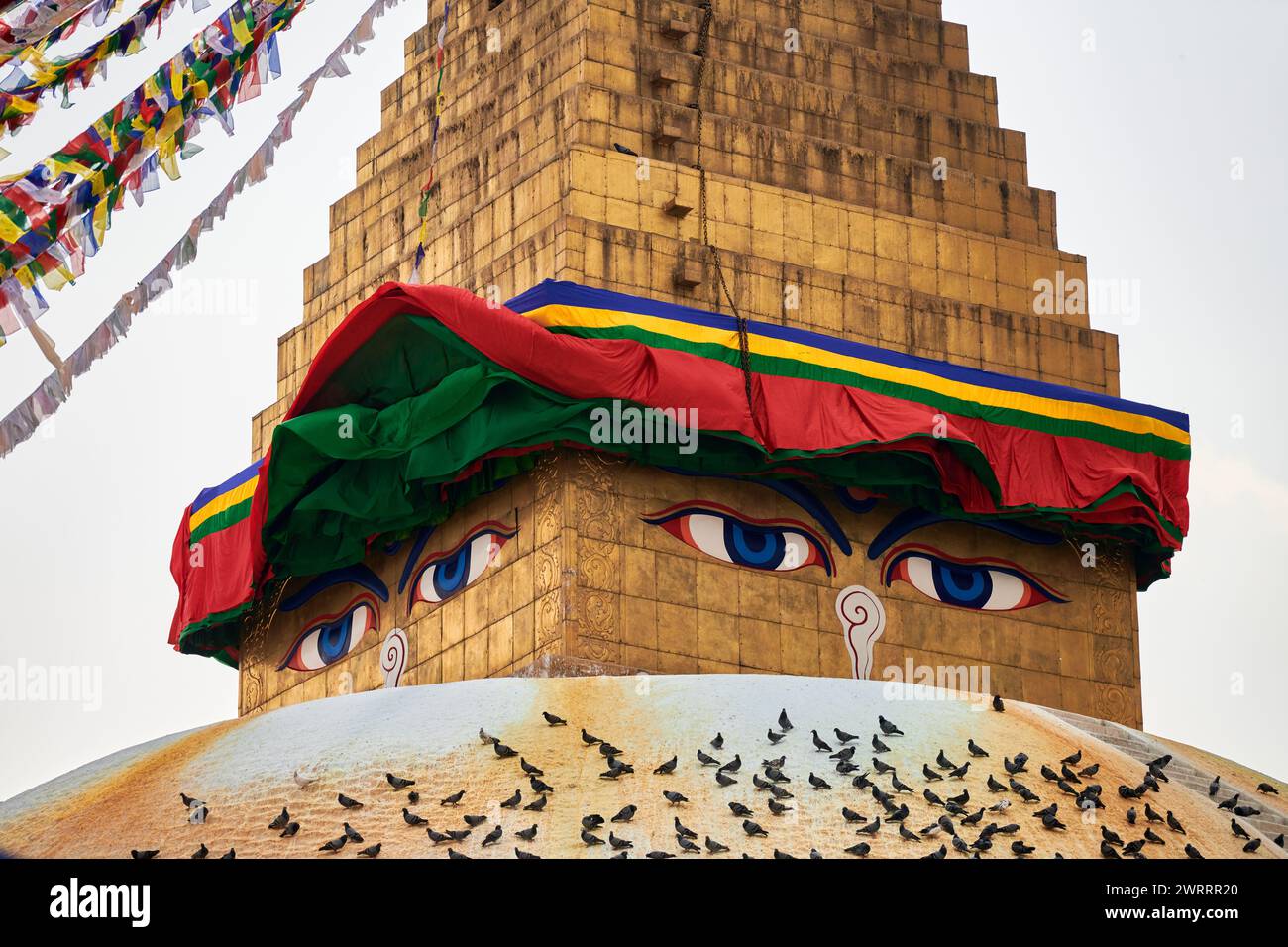 Stupa Boudhanath a Kathmandu, Nepal decorato occhi di saggezza del Buddha e bandiere di preghiera, le attrazioni turistiche più popolari di Kathmandu che riflettono armoniou Foto Stock