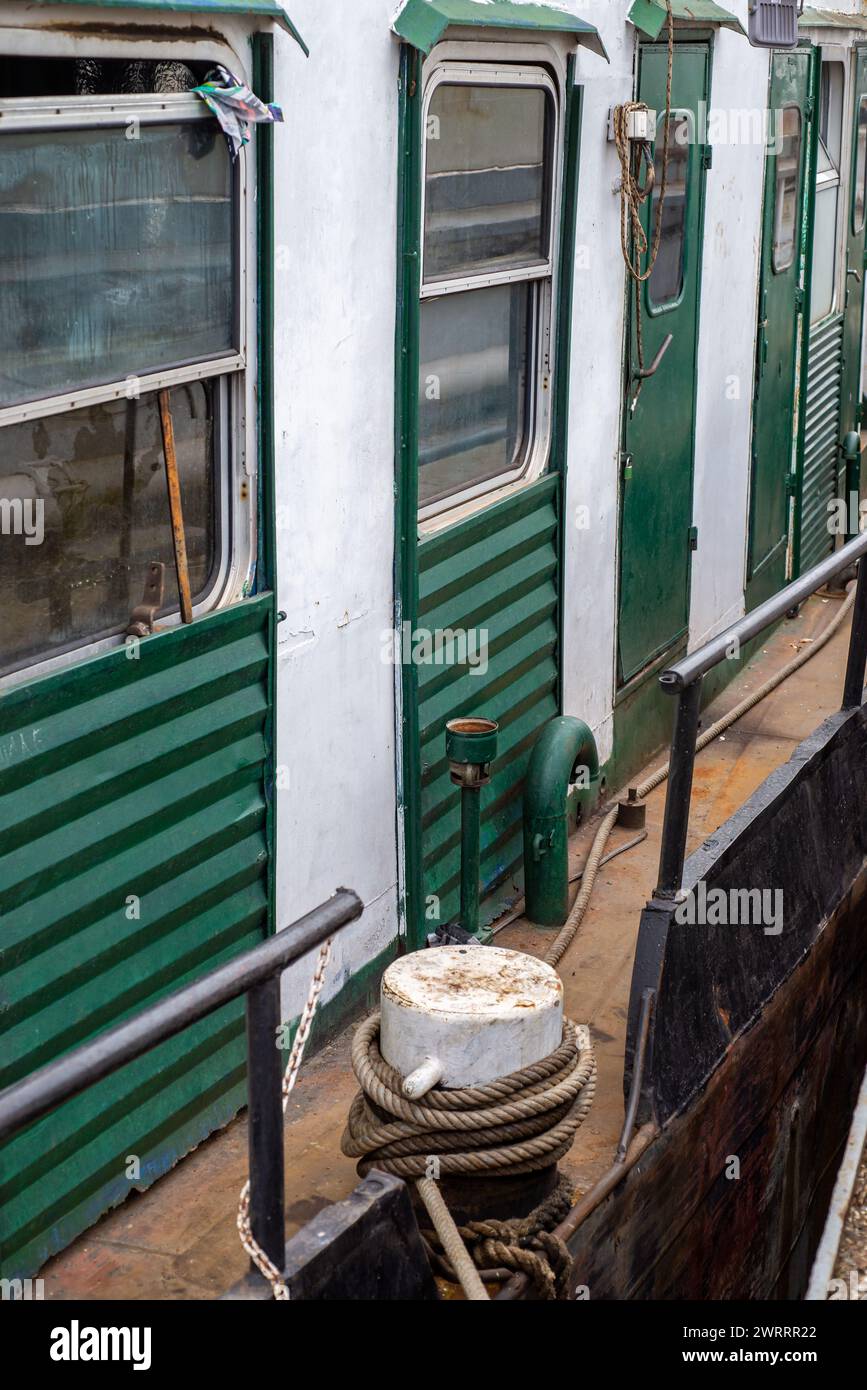 Le vecchie navi fluviali si arrugginiscono nel negozio di riparazione del molo Foto Stock