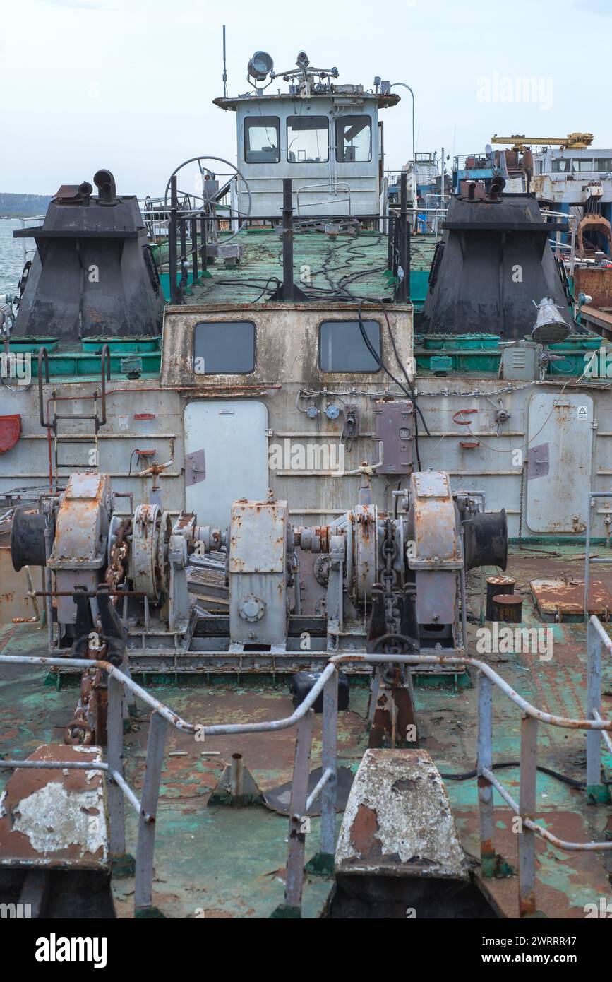 Le vecchie navi fluviali si arrugginiscono nel negozio di riparazione del molo Foto Stock