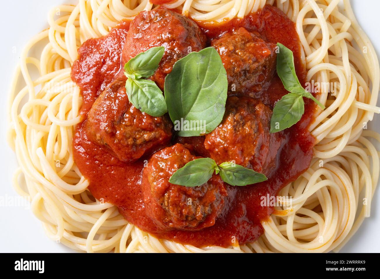 Spaghetti con le polpette di carne isolati su sfondo bianco Foto Stock