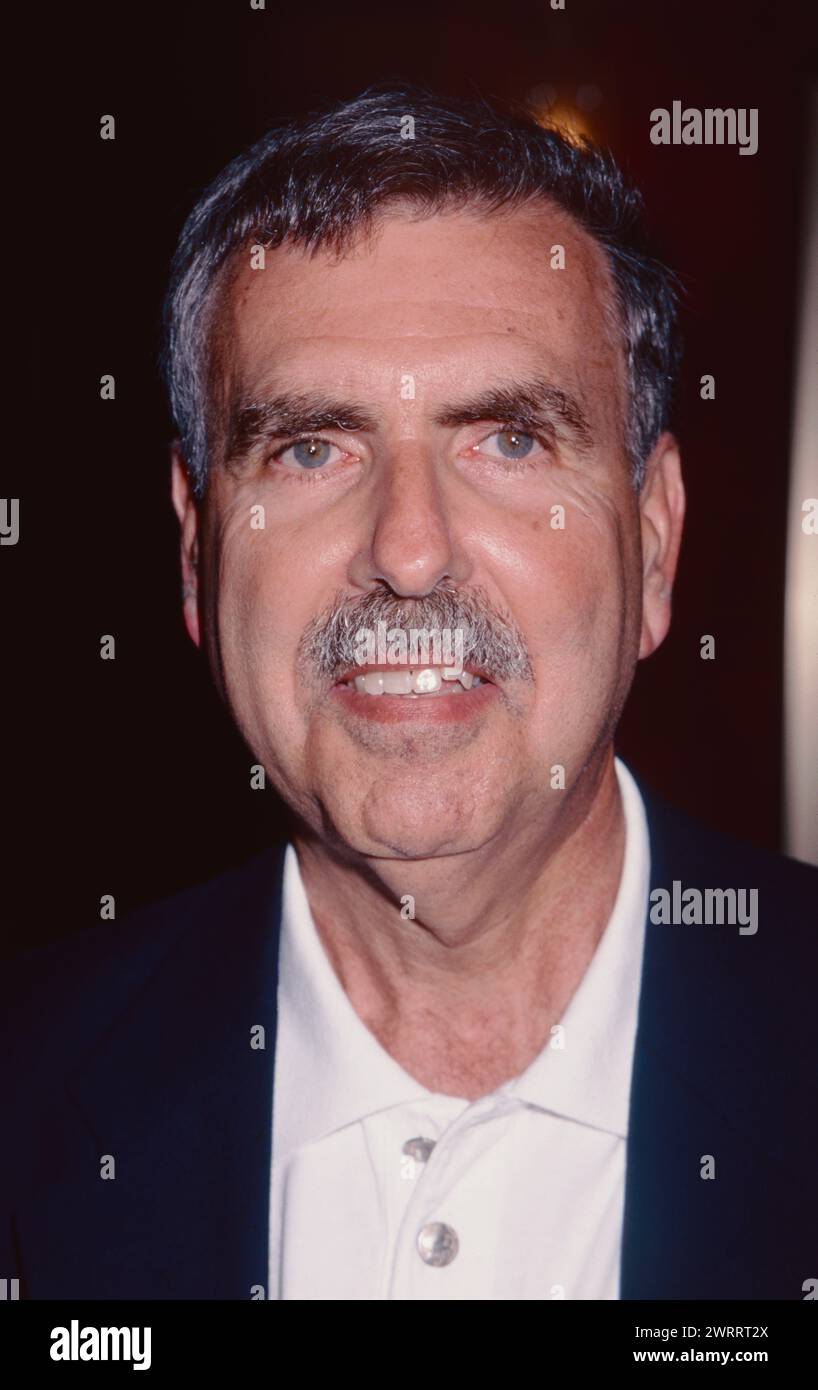 **FOTO FILE** Gerald Levin è morto. Gerald M. Levin partecipa alla prima di "Mickey Blue Eyes" al Ziegfeld Theatre di New York l'11 agosto 1999. Foto di Henry McGee/MediaPunch Foto Stock